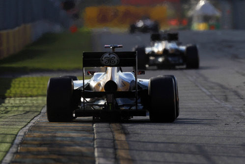 Vitaly Petrov persigue a Heikki Kovalainen sobre el asfalto de Albert Park