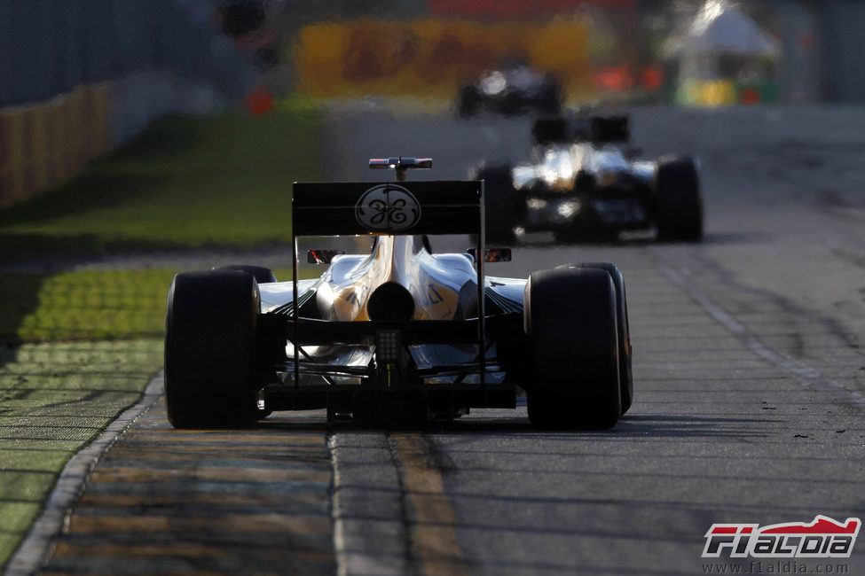 Vitaly Petrov persigue a Heikki Kovalainen sobre el asfalto de Albert Park