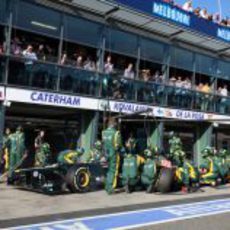 Heikki Kovalainen realiza una parada en boxes