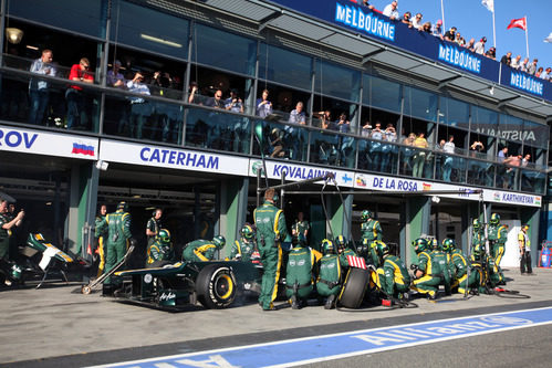 Heikki Kovalainen realiza una parada en boxes