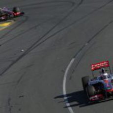 Jenson Button perseguido por Lewis Hamilton en el circuito de Albert Park
