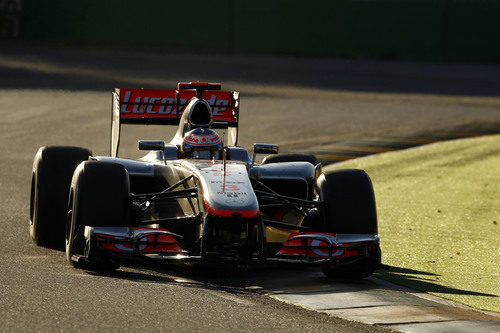 Jenson Button camina hacia la victoria en el circuito de Melbourne