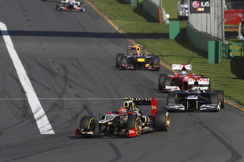 Romain Grosjean perseguido por varios monoplazas