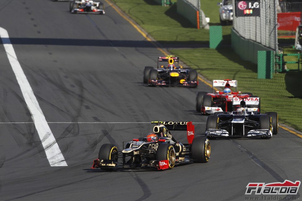 Romain Grosjean perseguido por varios monoplazas