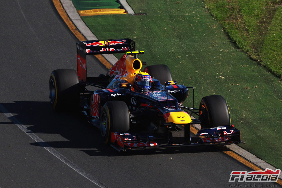 Mark Webber rueda por Albert Park con el RB8