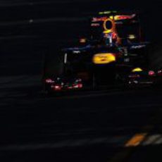 Mark Webber rueda al atardecer en Albert Park