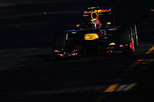 Mark Webber rueda al atardecer en Albert Park