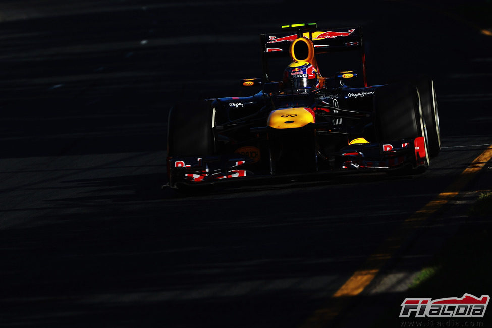 Mark Webber rueda al atardecer en Albert Park