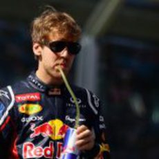 Sebastian Vettel se hidrata antes de la carrera