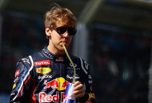 Sebastian Vettel se hidrata antes de la carrera