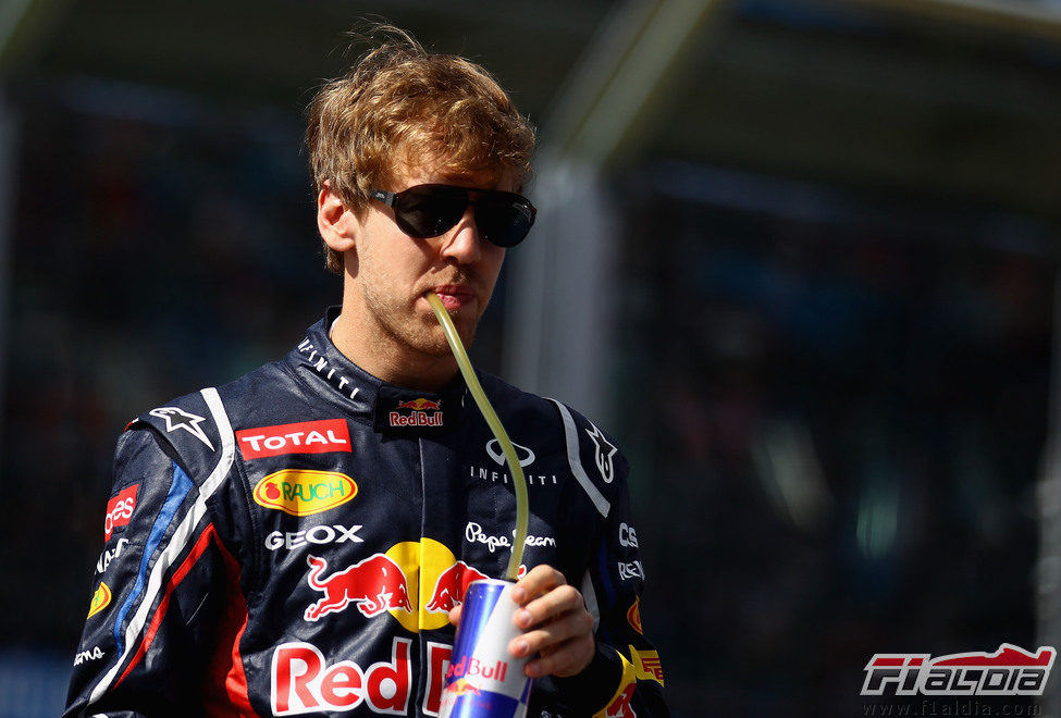 Sebastian Vettel se hidrata antes de la carrera