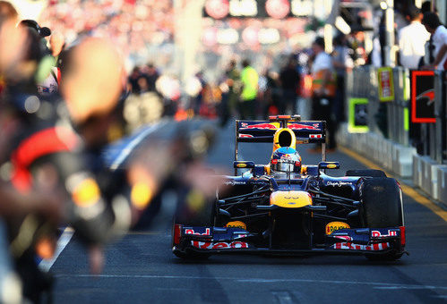 Sebastian Vettel rueda por el pit-lane