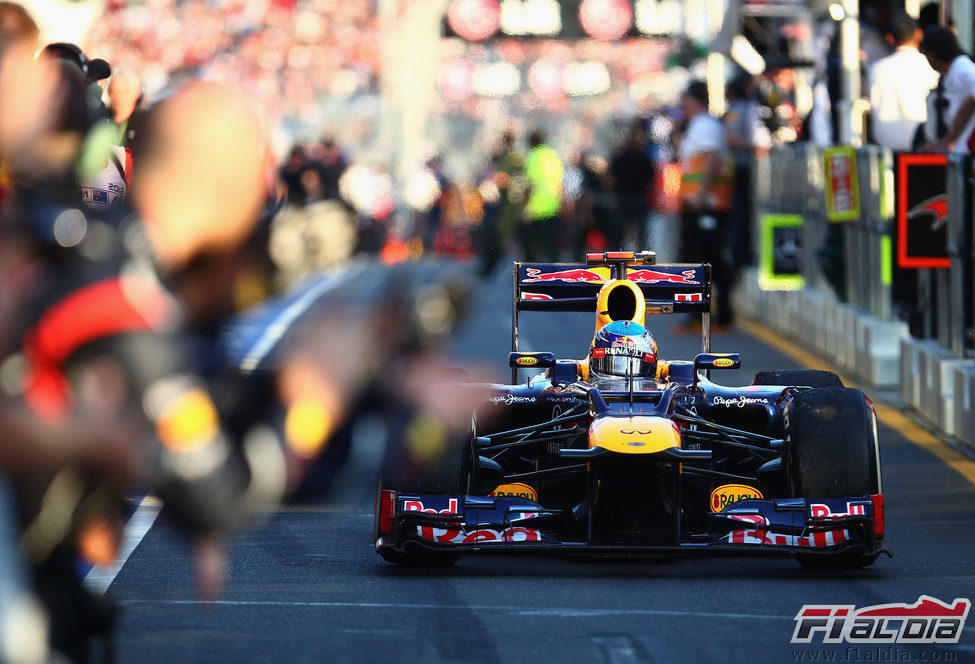 Sebastian Vettel rueda por el pit-lane