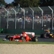 Fernando Alonso rueda por delante de Mark Webber