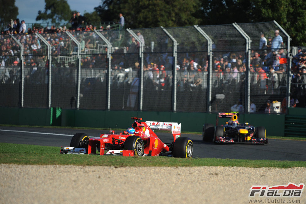 Fernando Alonso rueda por delante de Mark Webber