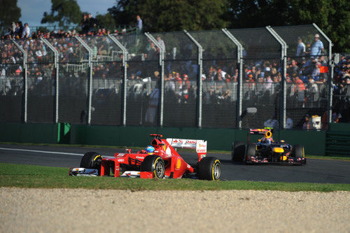 Fernando Alonso rueda por delante de Mark Webber