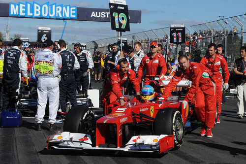 Fernando Alonso en la parrilla de Melbourne