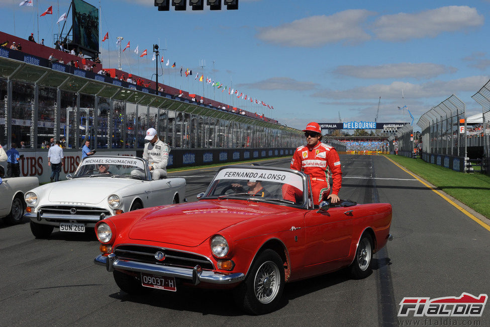 Fernando Alonso subido a un clásico para el drivers parade