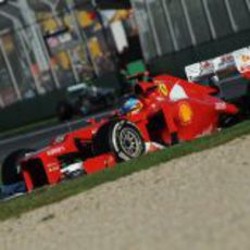 Fernando Alonso toma una curva en el circuito de Albert Park