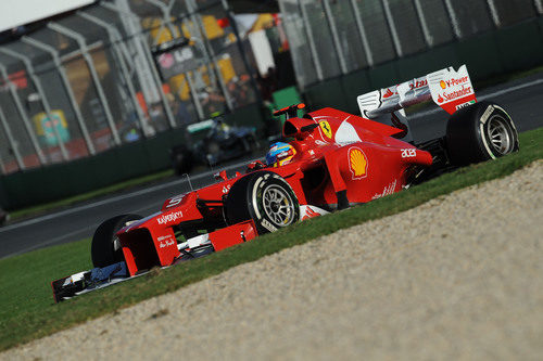 Fernando Alonso toma una curva en el circuito de Albert Park
