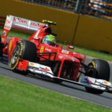 Felipe Massa toma una curva en el circuito de Albert Park