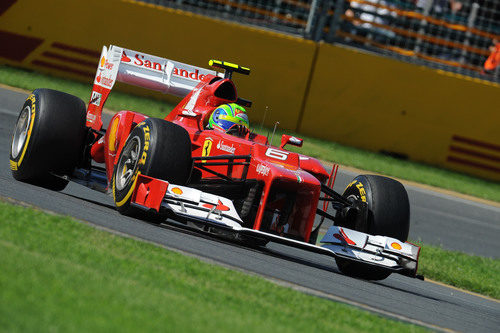 Felipe Massa toma una curva en el circuito de Albert Park