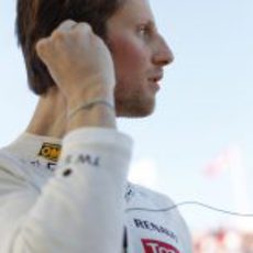 Romain Grosjean se prepara para ponerse el casco