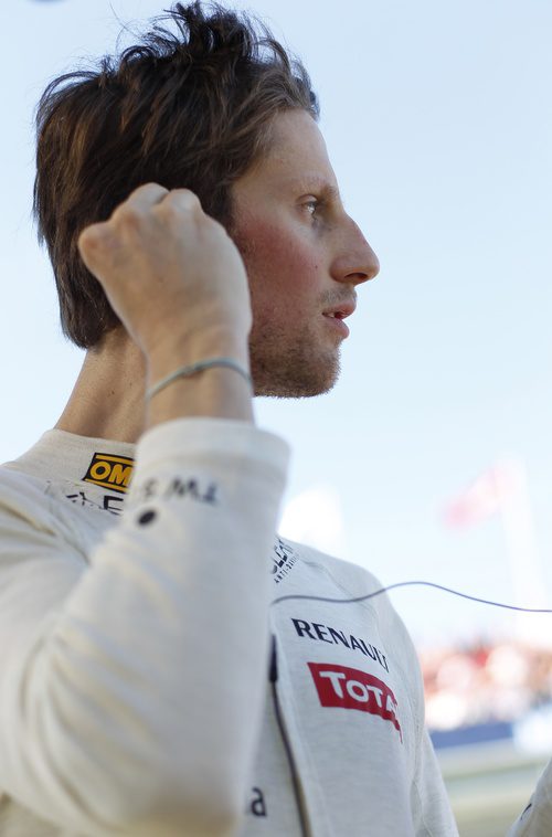 Romain Grosjean se prepara para ponerse el casco