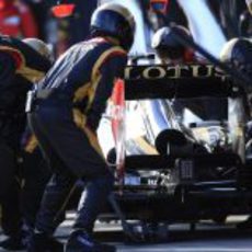 El equipo Lotus realiza un pit-stop