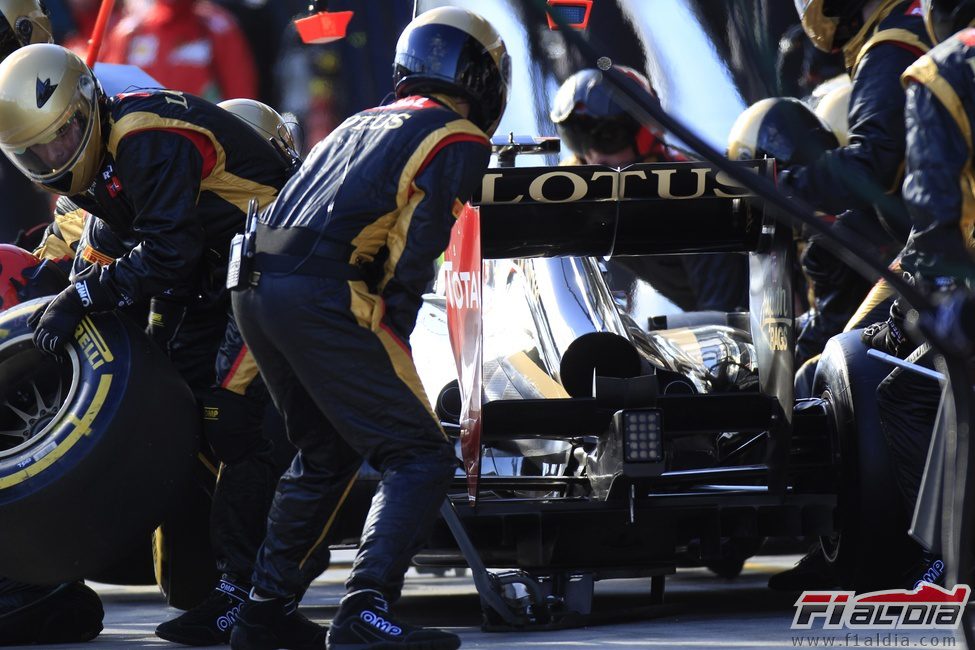 El equipo Lotus realiza un pit-stop