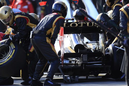 El equipo Lotus realiza un pit-stop