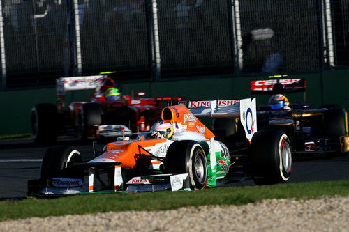 Paul di Resta rueda delante de un Toro Rosso y un Ferrari