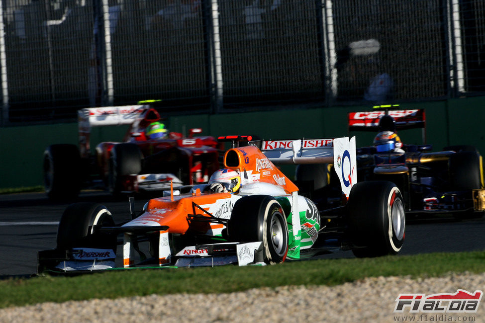 Paul di Resta rueda delante de un Toro Rosso y un Ferrari