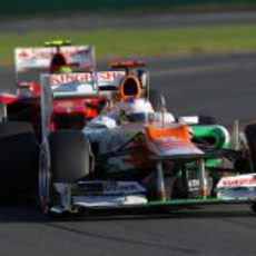 Paul di Resta rueda por delante de Felipe Massa