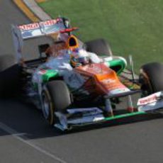 Paul di Resta toma una curva en el circuito de Melbourne