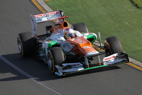 Paul di Resta toma una curva en el circuito de Melbourne