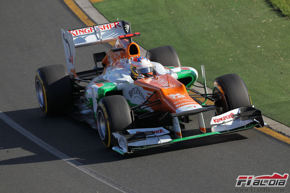 Paul di Resta toma una curva en el circuito de Melbourne