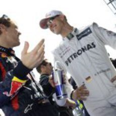 Michael Schumacher y Sebastian Vettel charlan en Australia 2012