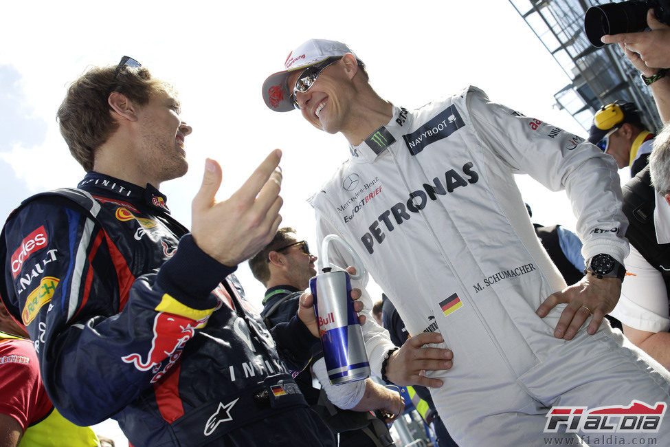 Michael Schumacher y Sebastian Vettel charlan en Australia 2012