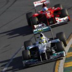 Nico Rosberg por delante de Fernando Alonso en Australia 2012