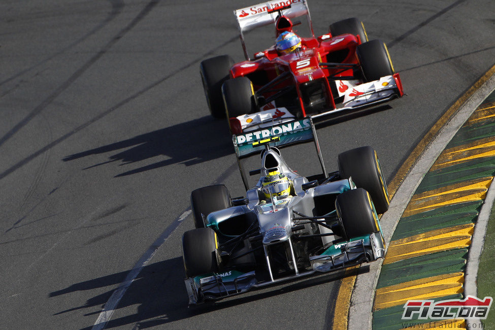 Nico Rosberg por delante de Fernando Alonso en Australia 2012