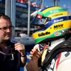 Bruno Senna instantes antes de subirse al coche