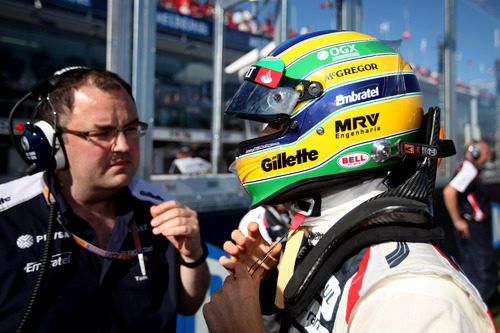 Bruno Senna instantes antes de subirse al coche