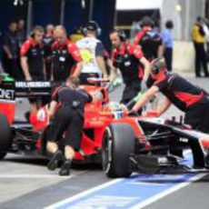 Los mecánicos recogen el coche de Timo Glock