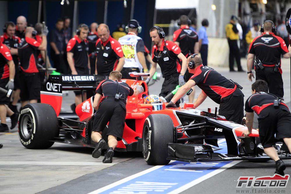 Los mecánicos recogen el coche de Timo Glock