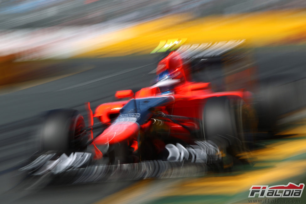 Charles Pic acelera en la recta principal del circuito de Albert Park