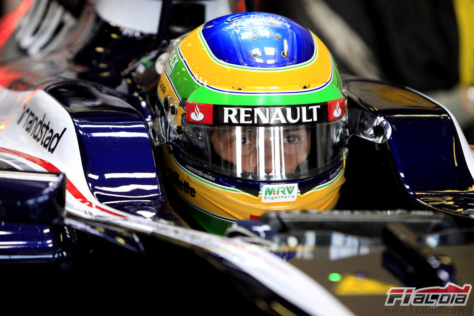 Bruno Senna a punto de salir a pista con su FW34