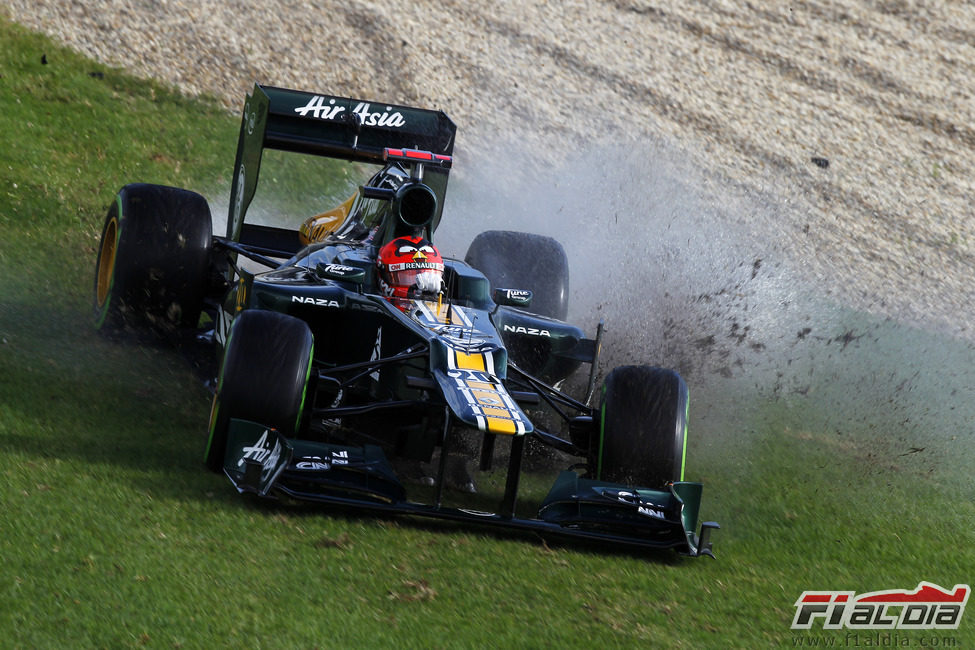 Heikki Kovalainen se sale de la pista en los Libres 2