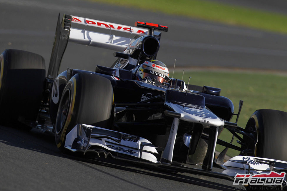 Pastor Maldonado toma una curva en el circuito de Albert Park