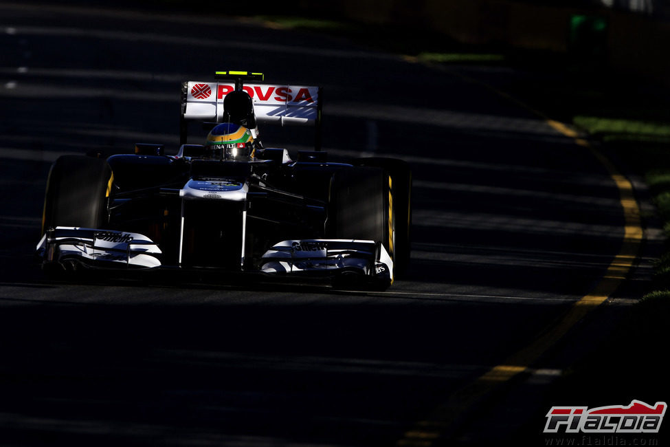 Bruno Senna entre la sombra de los árboles de Albert Park